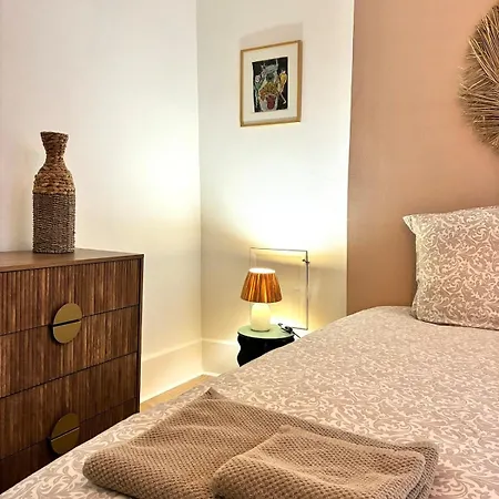 Appartement De 60 M2 Avec 2 Chambres, Cœur De